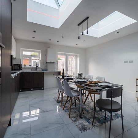 Modern 5 Bed Home In Ealing, Free Driveway Parking, Sleeps 8 Harrow on the Hill Екстер'єр фото