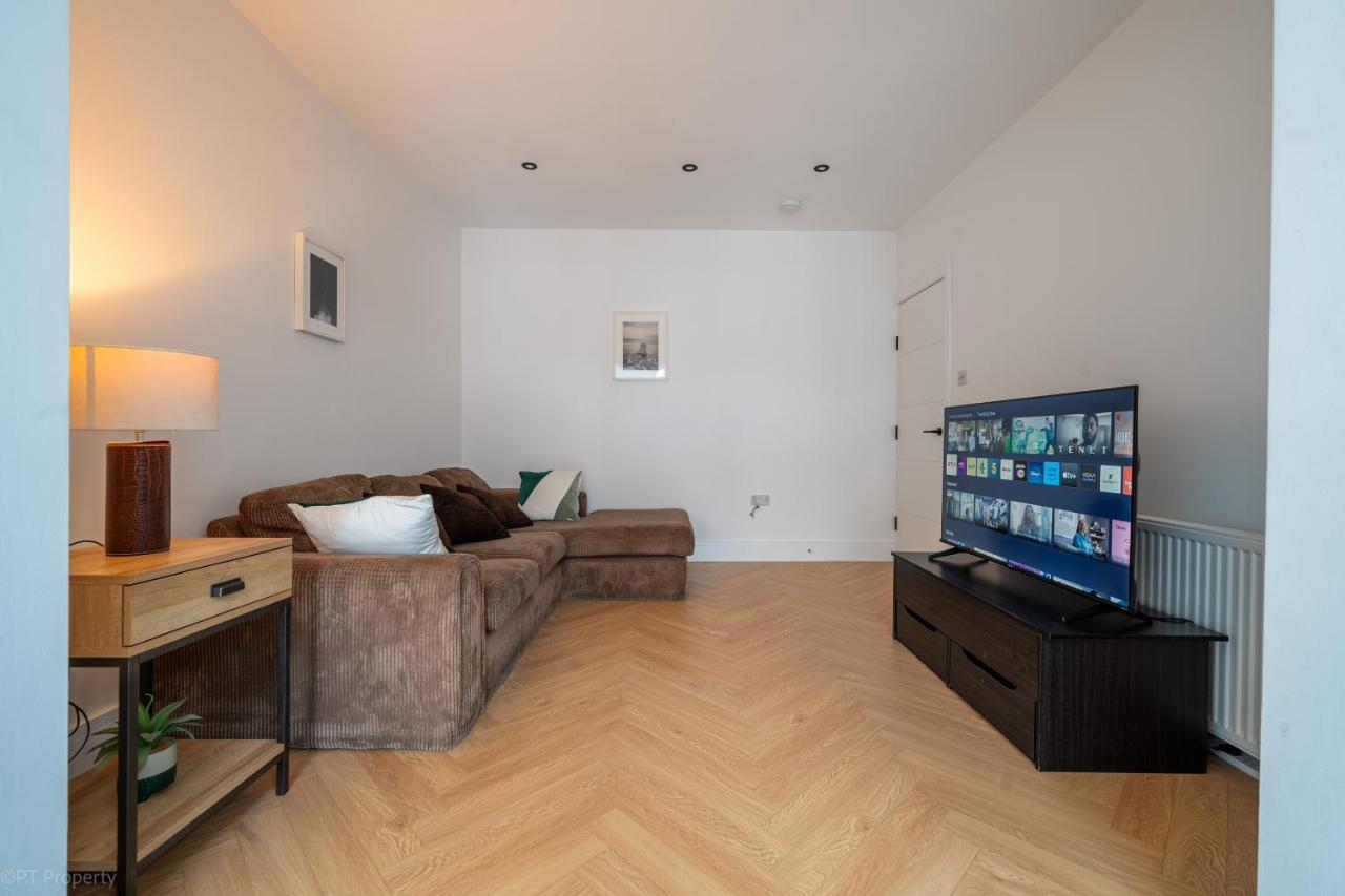 Modern 5 Bed Home In Ealing, Free Driveway Parking, Sleeps 8 Harrow on the Hill Екстер'єр фото