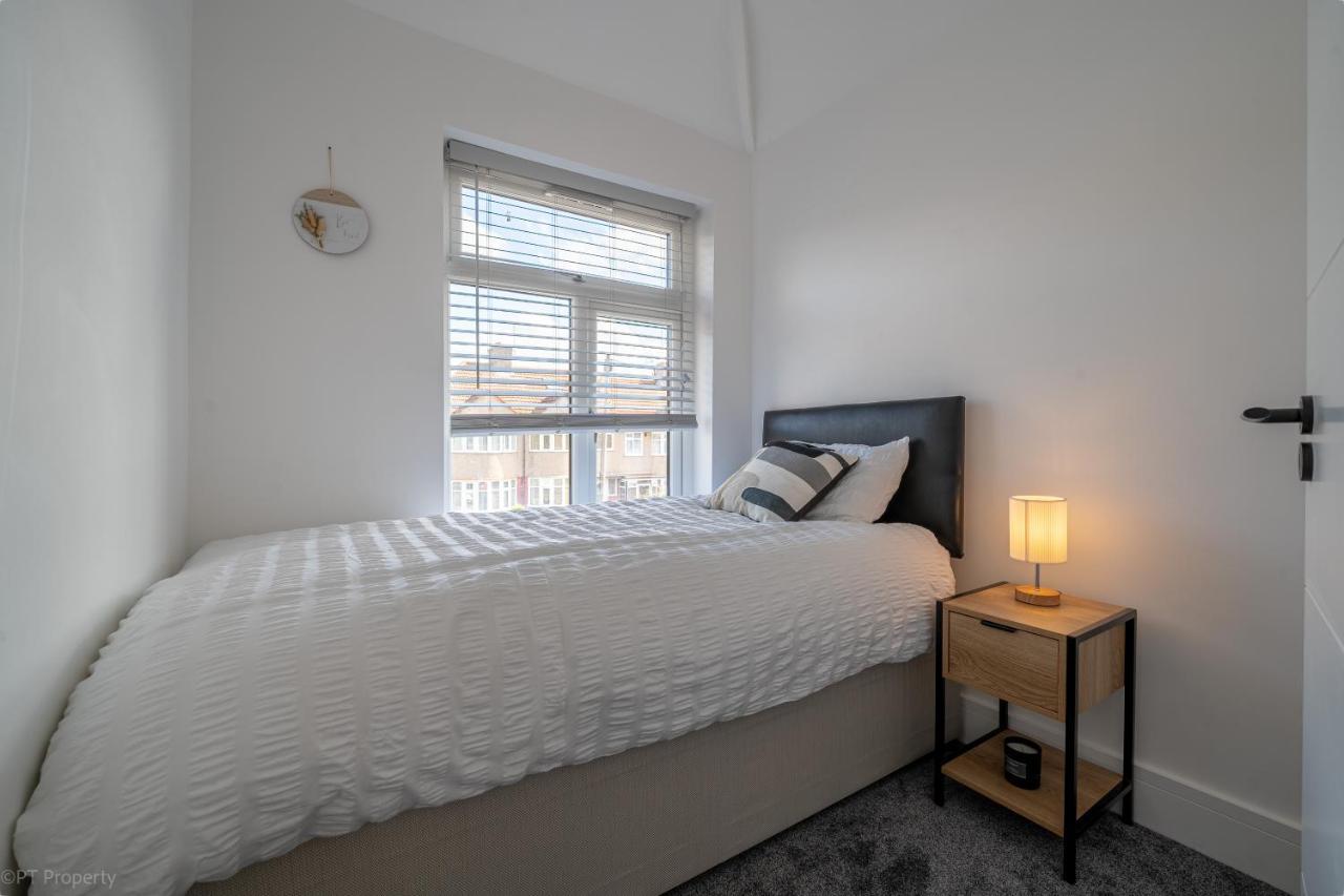 Modern 5 Bed Home In Ealing, Free Driveway Parking, Sleeps 8 Harrow on the Hill Екстер'єр фото