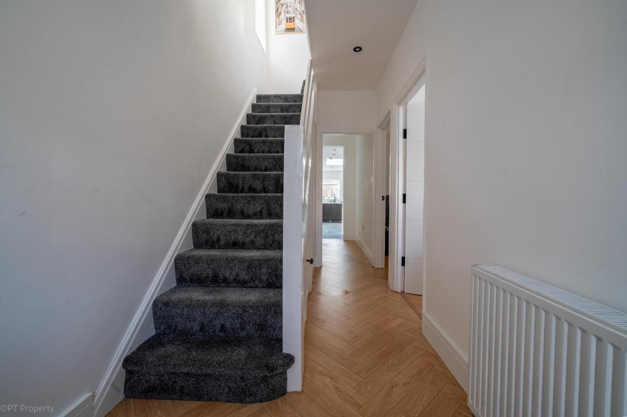 Modern 5 Bed Home In Ealing, Free Driveway Parking, Sleeps 8 Harrow on the Hill Екстер'єр фото